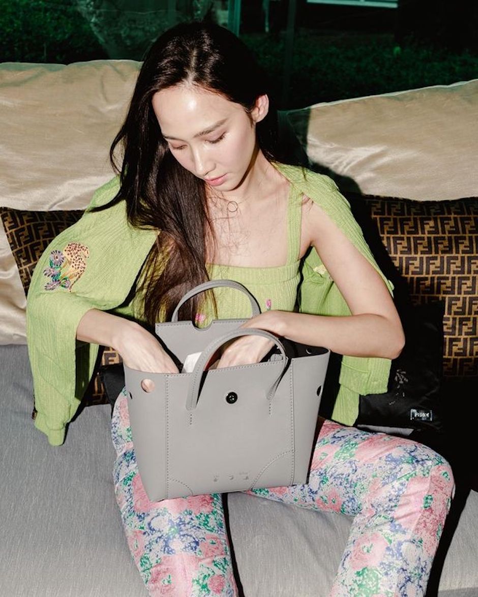 อั้ม พัชราภา กับกระเป๋า Burrow tote Bag สีเสจ (sage) ไซส์ 25